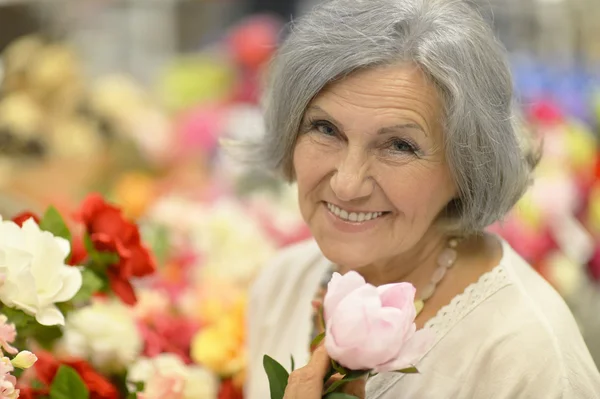 Mulher mais velha com flores — Fotografia de Stock