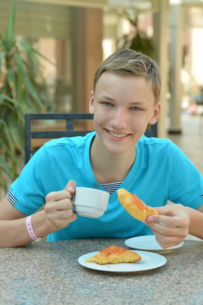 Niño feliz en el desayuno — Foto de Stock