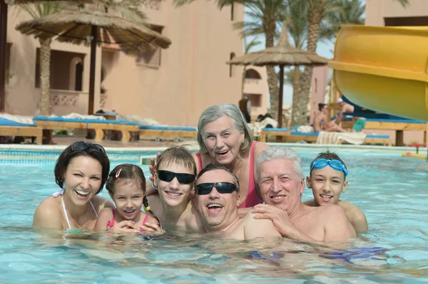 Détente familiale dans la piscine — Photo