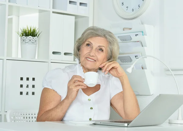 Femme âgée travaillant sur ordinateur portable — Photo