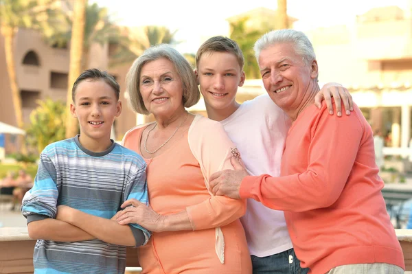 Familjen på tropical resort — Stockfoto