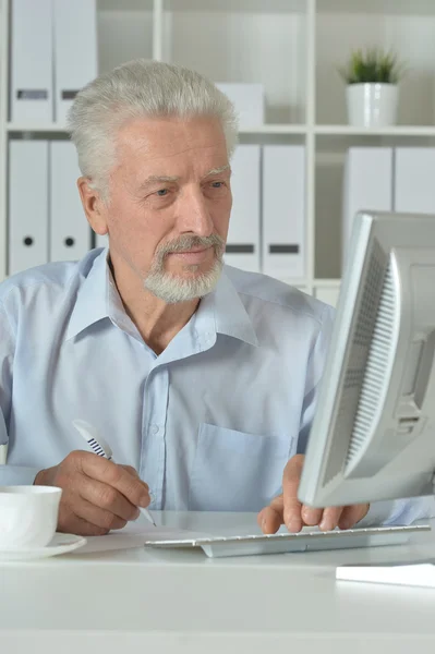 Homme d'affaires mature travaillant avec un ordinateur portable — Photo