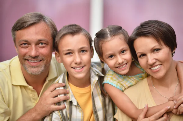 Família feliz com crianças — Fotografia de Stock