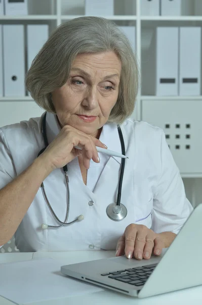 Médico sênior pensativo — Fotografia de Stock