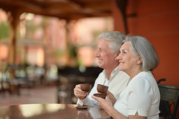 Coppia senior con caffè — Foto Stock