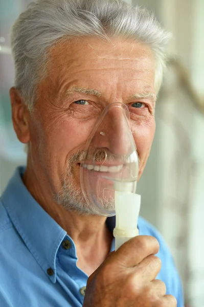 Äldre man med influensa inandning — Stockfoto