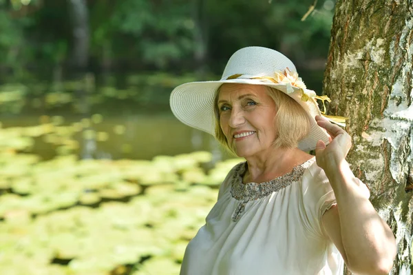 Elderly woman near lake — Stock Photo, Image