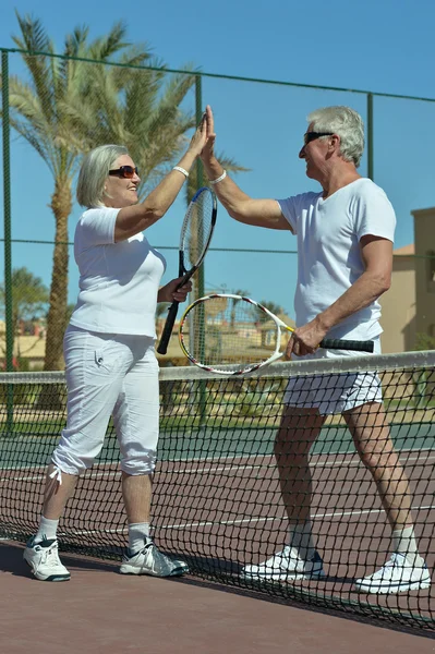 Äldre par på tennisbanan — Stockfoto