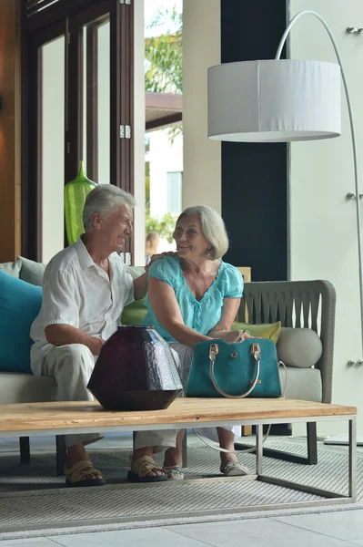 Pareja de ancianos descansando en el pasillo del hotel — Foto de Stock