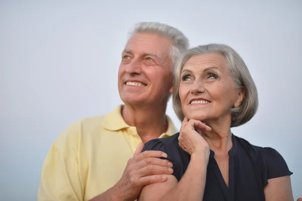 Pareja de ancianos en el fondo del cielo —  Fotos de Stock