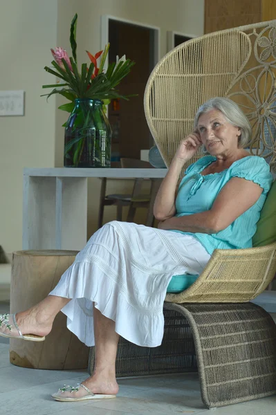 Seniorin ruht sich in Hotelhalle aus — Stockfoto