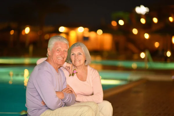 Senior paar in de buurt van zwembad — Stockfoto