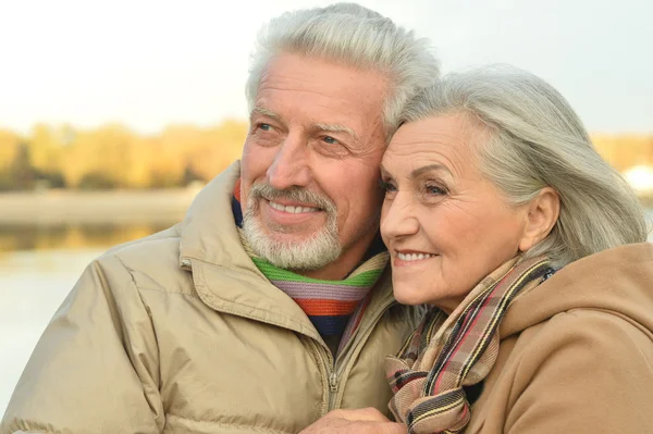 Coppia anziana vicino al fiume — Foto Stock