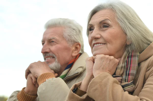 Senior koppel op hemelachtergrond — Stockfoto