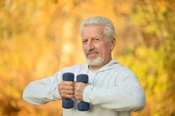 Homme âgé faisant de l'exercice avec haltères — Photo