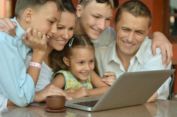 Glückliche Familie mit Laptop — Stockfoto