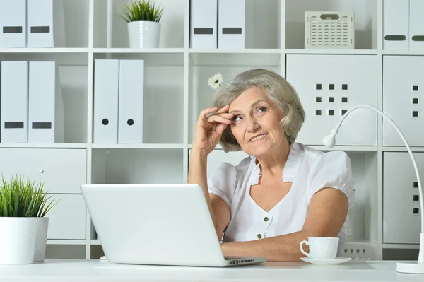 Ältere Frau arbeitet am Laptop — Stockfoto