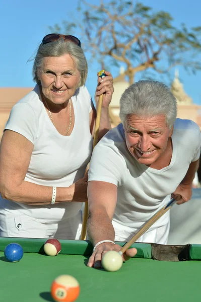 Vieux couple jouer au billard — Photo