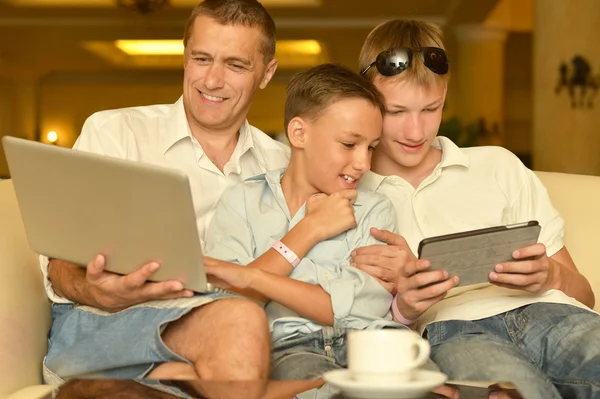 Baba ve oğulları ile laptop — Stok fotoğraf