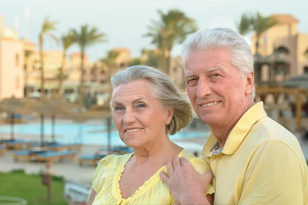 Senior paar in de buurt van zwembad — Stockfoto