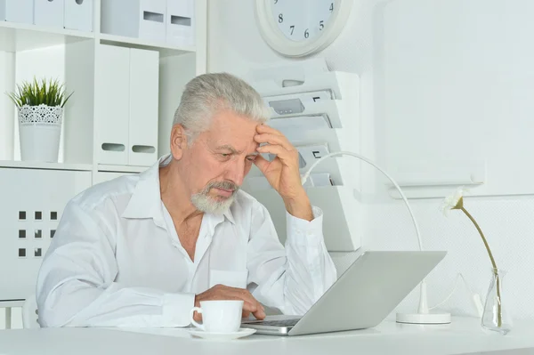 Mature businessman working with laptop — Stock Photo, Image