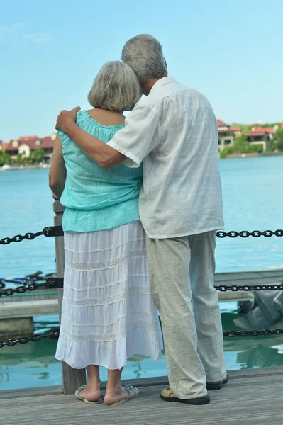 Äldre par på piren — Stockfoto