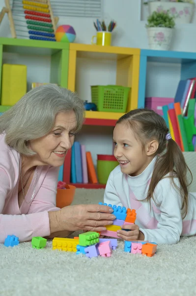 Großmutter mit Enkelin beim gemeinsamen Spielen — Stockfoto