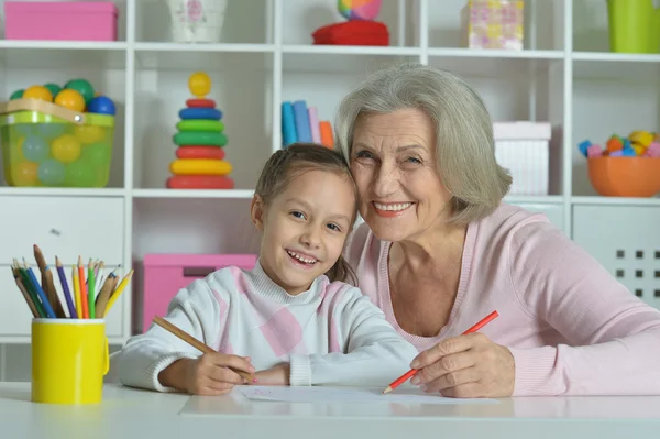 Бабуся з онукою малює разом — стокове фото