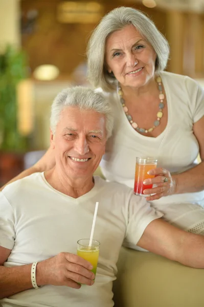 Παλιό ζευγάρι πίνοντας χυμό — Φωτογραφία Αρχείου
