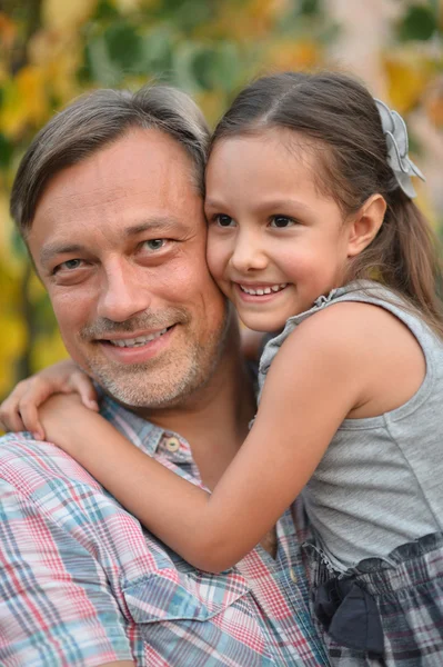 Padre con figlia nel parco estivo — Foto Stock