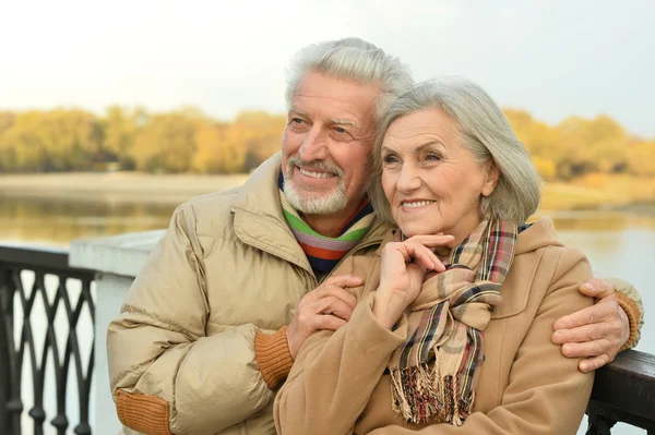 Senior paar in de buurt van de rivier — Stockfoto