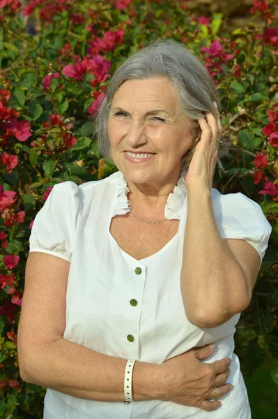 Femme plus âgée avec des fleurs — Photo