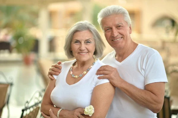 Pareja mayor cerca del hotel resort — Foto de Stock