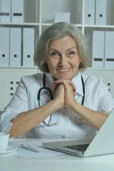 Médico sénior feliz — Fotografia de Stock