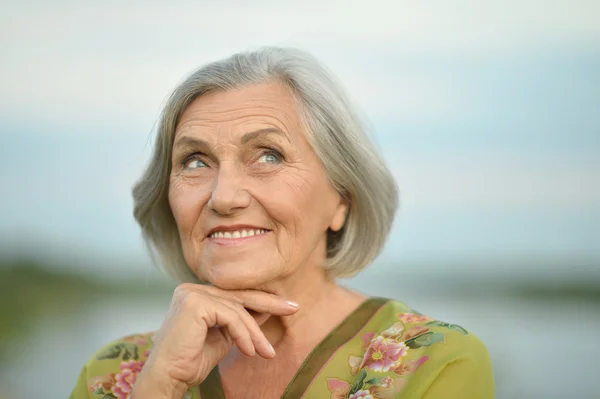 Mujer mayor cerca del lago —  Fotos de Stock