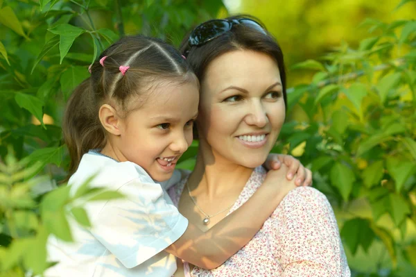 Park annesi ile kız — Stok fotoğraf