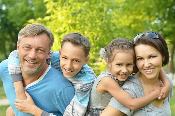 Repos en famille dans le parc d'été — Photo