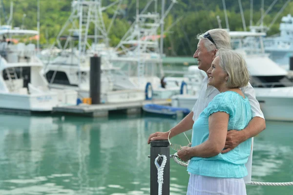 Seniorenpaar auf der Seebrücke — Stockfoto