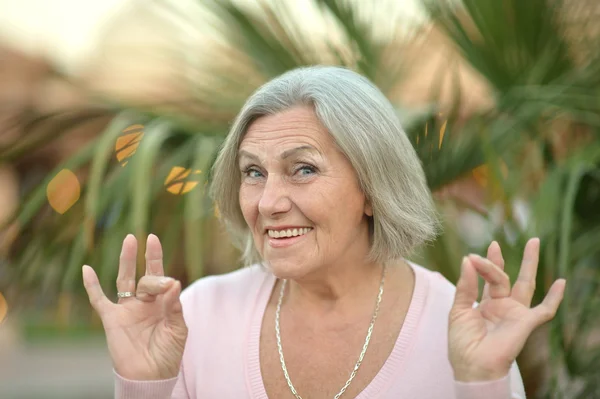 Mulher sênior no parque de verão — Fotografia de Stock