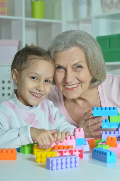 Großmutter mit Enkelin beim gemeinsamen Spielen — Stockfoto