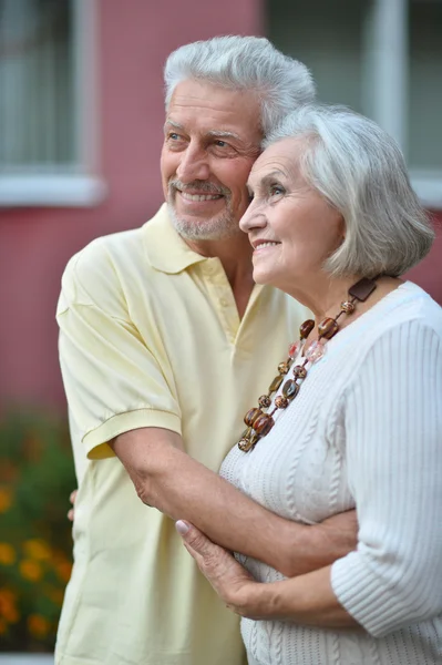 Hermosa pareja de ancianos al aire libre — Foto de Stock