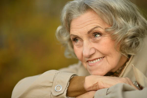 Mujer mayor en el parque de otoño — Foto de Stock