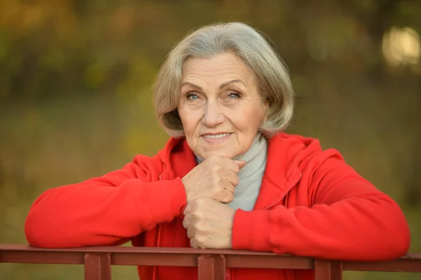 Femme âgée dans le parc d'automne — Photo