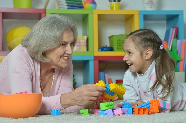 Großmutter mit Enkelin beim gemeinsamen Spielen — Stockfoto