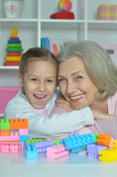 Бабуся з онучкою грає разом — стокове фото