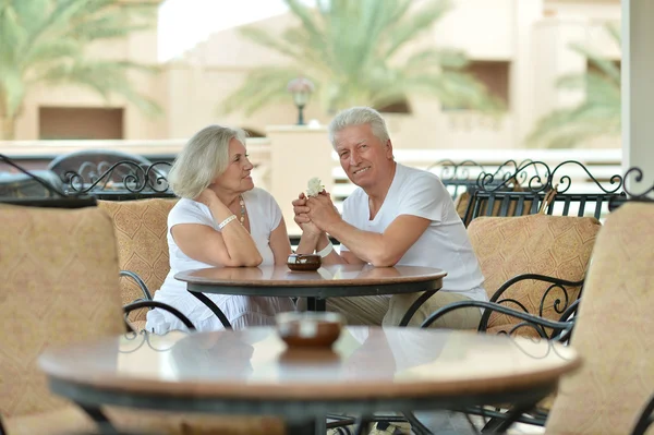 Забавная пожилая пара за столиком кафе — стоковое фото