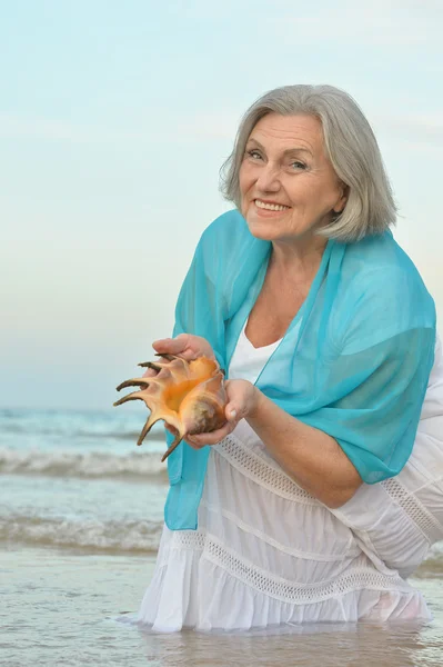 Senior woman on beach — Stock Photo, Image