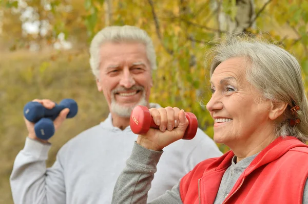 Passen senior paar uitoefening — Stockfoto