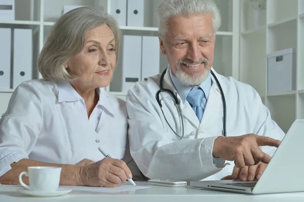 Senior läkare med laptop — Stockfoto