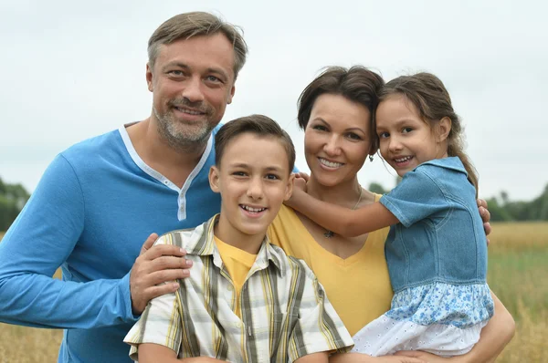 Lycklig familj på fältet — Stockfoto